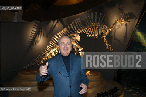 NIGER 1973 GIANCARLO LIGABUE NELLA SALA DEL MUSEO DI STORIA NATURALE DEDICATA ALLA SPEDIZIONE SCIENTIFICA NEL DESERTO DEL TENERE CON LO SCHELETRO DEL DINOSAURO OURANOSAURUS NIGERIENSIS  - © 2003 Graziano Arici/Rosebud2 