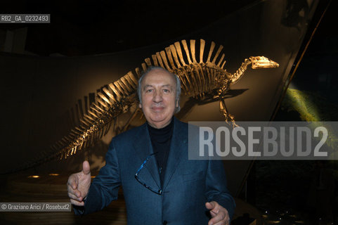 NIGER 1973 GIANCARLO LIGABUE NELLA SALA DEL MUSEO DI STORIA NATURALE DEDICATA ALLA SPEDIZIONE SCIENTIFICA NEL DESERTO DEL TENERE CON LO SCHELETRO DEL DINOSAURO OURANOSAURUS NIGERIENSIS  - © 2003 Graziano Arici/Rosebud2 