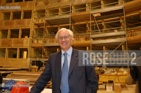 VENEZIA 30/10/03 : LAVORI DI RICOSTRUZIONE DEL GRAN TEATRO LA FENICE - IL SINDACO PAOLO COSTA - ©Graziano Arici/Rosebud2 La cessione dei diritti di questa immagine si intende per quanto di nostra competenza. Non comprende invece le eventuali spese  relative a diritti che potranno essere richiesti dagli Enti o persone fisiche cui appartengono eventualmente i soggetti  ripresi. Tali costi, ove necessari, e lÕespletamento di qualsivoglia pratica di richiesta di concessione del permesso di pubblicazione sono esclusivamente a carico e a cura del soggetto acquirente di questa immagine.