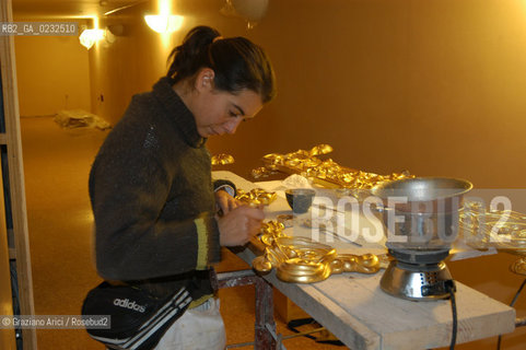 VENEZIA 30/10/03 : LAVORI DI RICOSTRUZIONE DEL GRAN TEATRO LA FENICE ©Graziano Arici/Rosebud2 La cessione dei diritti di questa immagine si intende per quanto di nostra competenza. Non comprende invece le eventuali spese  relative a diritti che potranno essere richiesti dagli Enti o persone fisiche cui appartengono eventualmente i soggetti  ripresi. Tali costi, ove necessari, e lÕespletamento di qualsivoglia pratica di richiesta di concessione del permesso di pubblicazione sono esclusivamente a carico e a cura del soggetto acquirente di questa immagine.