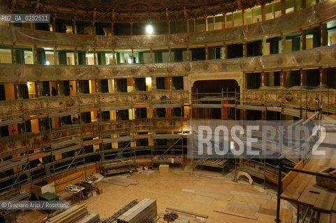 VENEZIA 30/10/03 : LAVORI DI RICOSTRUZIONE DEL GRAN TEATRO LA FENICE ©Graziano Arici/Rosebud2 La cessione dei diritti di questa immagine si intende per quanto di nostra competenza. Non comprende invece le eventuali spese  relative a diritti che potranno essere richiesti dagli Enti o persone fisiche cui appartengono eventualmente i soggetti  ripresi. Tali costi, ove necessari, e lÕespletamento di qualsivoglia pratica di richiesta di concessione del permesso di pubblicazione sono esclusivamente a carico e a cura del soggetto acquirente di questa immagine.