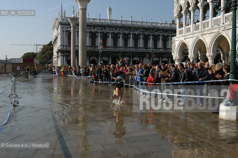 VENEZIA 26/10/03 : ALTA MAREA IN PIAZZA SAN MARCO DURANTE LA VENICE MARATHON ©Graziano Arici/Rosebud2 MARATONA SPORT