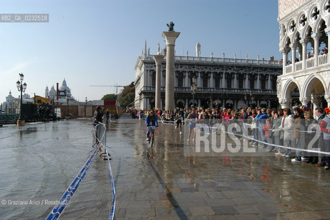 VENEZIA 26/10/03 : ALTA MAREA IN PIAZZA SAN MARCO DURANTE LA VENICE MARATHON ©Graziano Arici/Rosebud2 MARATONA SPORT