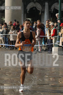 VENEZIA 26/10/03 : ALTA MAREA IN PIAZZA SAN MARCO DURANTE LA VENICE MARATHON ©Graziano Arici/Rosebud2 MARATONA SPORT