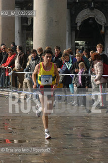 VENEZIA 26/10/03 : ALTA MAREA IN PIAZZA SAN MARCO DURANTE LA VENICE MARATHON ©Graziano Arici/Rosebud2 MARATONA SPORT