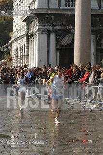 VENEZIA 26/10/03 : ALTA MAREA IN PIAZZA SAN MARCO DURANTE LA VENICE MARATHON ©Graziano Arici/Rosebud2 MARATONA SPORT