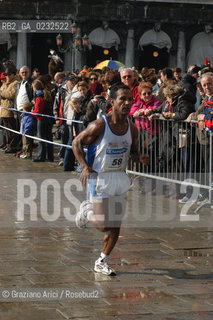 VENEZIA 26/10/03 : ALTA MAREA IN PIAZZA SAN MARCO DURANTE LA VENICE MARATHON ©Graziano Arici/Rosebud2 MARATONA SPORT