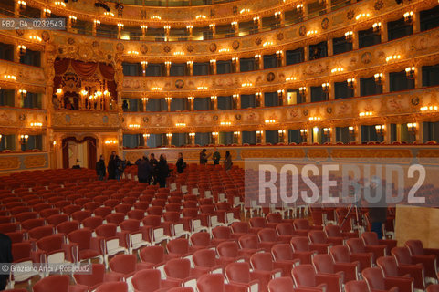 VENEZIA VENICE ITALY - THE GRAN TEATRO LA FENICE REBUILDED : THE GREAT HALL LA SALA GRANDE © 13-12-2003 Graziano Arici/Rosebud2 La cessione dei diritti di questa immagine si intende per quanto di nostra competenza. Non comprende invece le eventuali spese  relative a diritti che potranno essere richiesti dagli Enti o persone fisiche cui appartengono eventualmente i soggetti  ripresi. Tali costi, ove necessari, e lÕespletamento di qualsivoglia pratica di richiesta di concessione del permesso di pubblicazione sono esclusivamente a carico e a cura del soggetto acquirente di questa immagine.
