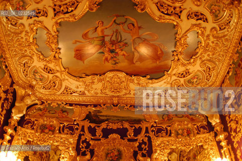 VENEZIA VENICE ITALY - THE GRAN TEATRO LA FENICE REBUILDED : THE GREAT HALL LA SALA GRANDE © 13-12-2003 Graziano Arici/Rosebud2 La cessione dei diritti di questa immagine si intende per quanto di nostra competenza. Non comprende invece le eventuali spese  relative a diritti che potranno essere richiesti dagli Enti o persone fisiche cui appartengono eventualmente i soggetti  ripresi. Tali costi, ove necessari, e lÕespletamento di qualsivoglia pratica di richiesta di concessione del permesso di pubblicazione sono esclusivamente a carico e a cura del soggetto acquirente di questa immagine.