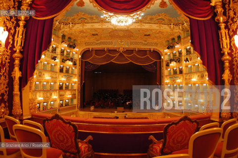 VENEZIA VENICE ITALY - THE GRAN TEATRO LA FENICE REBUILDED : THE GREAT HALL LA SALA GRANDE © 13-12-2003 Graziano Arici/Rosebud2 La cessione dei diritti di questa immagine si intende per quanto di nostra competenza. Non comprende invece le eventuali spese  relative a diritti che potranno essere richiesti dagli Enti o persone fisiche cui appartengono eventualmente i soggetti  ripresi. Tali costi, ove necessari, e lÕespletamento di qualsivoglia pratica di richiesta di concessione del permesso di pubblicazione sono esclusivamente a carico e a cura del soggetto acquirente di questa immagine.