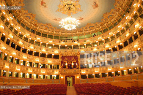 VENEZIA VENICE ITALY - THE GRAN TEATRO LA FENICE REBUILDED : THE GREAT HALL LA SALA GRANDE © 13-12-2003 Graziano Arici/Rosebud2 La cessione dei diritti di questa immagine si intende per quanto di nostra competenza. Non comprende invece le eventuali spese  relative a diritti che potranno essere richiesti dagli Enti o persone fisiche cui appartengono eventualmente i soggetti  ripresi. Tali costi, ove necessari, e lÕespletamento di qualsivoglia pratica di richiesta di concessione del permesso di pubblicazione sono esclusivamente a carico e a cura del soggetto acquirente di questa immagine.