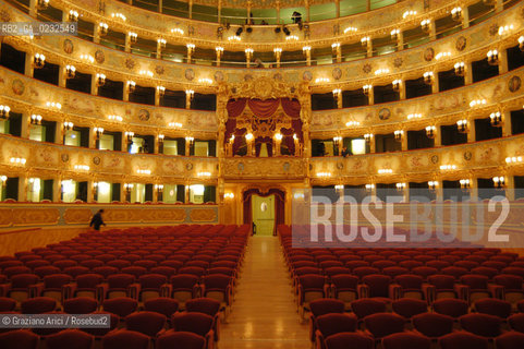 VENEZIA VENICE ITALY - THE GRAN TEATRO LA FENICE REBUILDED : THE GREAT HALL LA SALA GRANDE © 13-12-2003 Graziano Arici/Rosebud2 La cessione dei diritti di questa immagine si intende per quanto di nostra competenza. Non comprende invece le eventuali spese  relative a diritti che potranno essere richiesti dagli Enti o persone fisiche cui appartengono eventualmente i soggetti  ripresi. Tali costi, ove necessari, e lÕespletamento di qualsivoglia pratica di richiesta di concessione del permesso di pubblicazione sono esclusivamente a carico e a cura del soggetto acquirente di questa immagine.