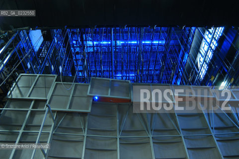 VENEZIA VENICE ITALY - THE GRAN TEATRO LA FENICE REBUILDED : THE BACKSTAGE IL PALCOSCENICO © 13-12-2003 Graziano Arici/Rosebud2 La cessione dei diritti di questa immagine si intende per quanto di nostra competenza. Non comprende invece le eventuali spese  relative a diritti che potranno essere richiesti dagli Enti o persone fisiche cui appartengono eventualmente i soggetti  ripresi. Tali costi, ove necessari, e lÕespletamento di qualsivoglia pratica di richiesta di concessione del permesso di pubblicazione sono esclusivamente a carico e a cura del soggetto acquirente di questa immagine.