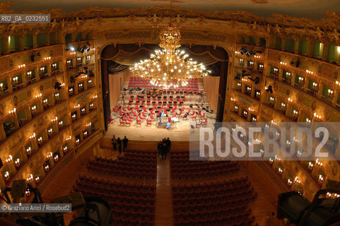 VENEZIA VENICE ITALY - THE GRAN TEATRO LA FENICE REBUILDED : THE GREAT HALL LA SALA GRANDE © 13-12-2003 Graziano Arici/Rosebud2 La cessione dei diritti di questa immagine si intende per quanto di nostra competenza. Non comprende invece le eventuali spese  relative a diritti che potranno essere richiesti dagli Enti o persone fisiche cui appartengono eventualmente i soggetti  ripresi. Tali costi, ove necessari, e lÕespletamento di qualsivoglia pratica di richiesta di concessione del permesso di pubblicazione sono esclusivamente a carico e a cura del soggetto acquirente di questa immagine.