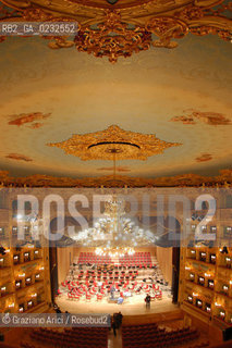 VENEZIA VENICE ITALY - THE GRAN TEATRO LA FENICE REBUILDED : THE GREAT HALL LA SALA GRANDE © 13-12-2003 Graziano Arici/Rosebud2 La cessione dei diritti di questa immagine si intende per quanto di nostra competenza. Non comprende invece le eventuali spese  relative a diritti che potranno essere richiesti dagli Enti o persone fisiche cui appartengono eventualmente i soggetti  ripresi. Tali costi, ove necessari, e lÕespletamento di qualsivoglia pratica di richiesta di concessione del permesso di pubblicazione sono esclusivamente a carico e a cura del soggetto acquirente di questa immagine.