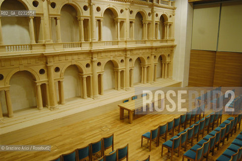 VENEZIA VENICE ITALY - THE GRAN TEATRO LA FENICE REBUILDED : THE NEW SALA ALDO ROSSI © 13-12-2003 Graziano Arici/Rosebud2 La cessione dei diritti di questa immagine si intende per quanto di nostra competenza. Non comprende invece le eventuali spese  relative a diritti che potranno essere richiesti dagli Enti o persone fisiche cui appartengono eventualmente i soggetti  ripresi. Tali costi, ove necessari, e lÕespletamento di qualsivoglia pratica di richiesta di concessione del permesso di pubblicazione sono esclusivamente a carico e a cura del soggetto acquirente di questa immagine.