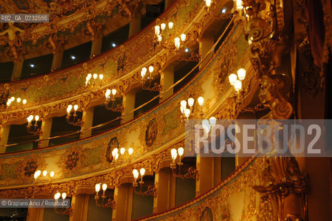 VENEZIA VENICE ITALY - THE GRAN TEATRO LA FENICE REBUILDED : THE GREAT HALL LA SALA GRANDE © 13-12-2003 Graziano Arici/Rosebud2 La cessione dei diritti di questa immagine si intende per quanto di nostra competenza. Non comprende invece le eventuali spese  relative a diritti che potranno essere richiesti dagli Enti o persone fisiche cui appartengono eventualmente i soggetti  ripresi. Tali costi, ove necessari, e lÕespletamento di qualsivoglia pratica di richiesta di concessione del permesso di pubblicazione sono esclusivamente a carico e a cura del soggetto acquirente di questa immagine.
