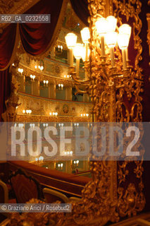 VENEZIA VENICE ITALY - THE GRAN TEATRO LA FENICE REBUILDED : THE GREAT HALL LA SALA GRANDE © 13-12-2003 Graziano Arici/Rosebud2 La cessione dei diritti di questa immagine si intende per quanto di nostra competenza. Non comprende invece le eventuali spese  relative a diritti che potranno essere richiesti dagli Enti o persone fisiche cui appartengono eventualmente i soggetti  ripresi. Tali costi, ove necessari, e lÕespletamento di qualsivoglia pratica di richiesta di concessione del permesso di pubblicazione sono esclusivamente a carico e a cura del soggetto acquirente di questa immagine.