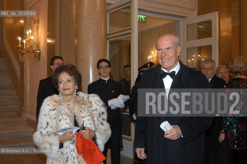 VENEZIA 14/12/03 - INAUGURAZIONE DEL GRAN TEATRO LA FENICE UMBERTO VERONESI CON LA MOGLIE ©Graziano Arici/Rosebud2
