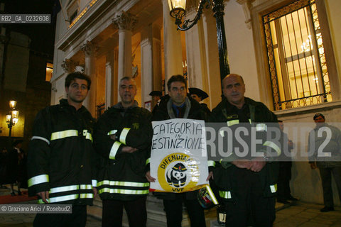 VENEZIA 14/12/03 - INAUGURAZIONE DEL GRAN TEATRO LA FENICE PROTESTA NAZIONALE DEI VIGILI DEL FUOCO.- ©Graziano Arici/Rosebud2 POMPIERI