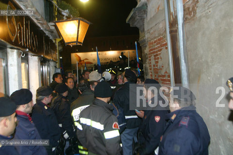 VENEZIA 14/12/03 - INAUGURAZIONE DEL GRAN TEATRO LA FENICE : PROTESTA NAZIONALE DEI VIGILI DEL FUOCO .- ©Graziano Arici/Rosebud2 POMPIERI
