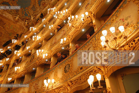 VENEZIA - INTERNO DEL GRAN TEATRO LA FENICE PRIMA DI UN CONCERTO © 2003 Graziano Arici/Rosebud2 La cessione dei diritti di questa immagine si intende per quanto di nostra competenza. Non comprende invece le eventuali spese  relative a diritti che potranno essere richiesti dagli Enti o persone fisiche cui appartengono eventualmente i soggetti  ripresi. Tali costi, ove necessari, e lÕespletamento di qualsivoglia pratica di richiesta di concessione del permesso di pubblicazione sono esclusivamente a carico e a cura del soggetto acquirente di questa immagine.