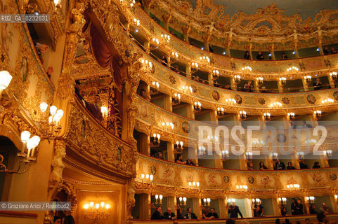 VENEZIA - INTERNO DEL GRAN TEATRO LA FENICE PRIMA DI UN CONCERTO © 2003 Graziano Arici/Rosebud2 La cessione dei diritti di questa immagine si intende per quanto di nostra competenza. Non comprende invece le eventuali spese  relative a diritti che potranno essere richiesti dagli Enti o persone fisiche cui appartengono eventualmente i soggetti  ripresi. Tali costi, ove necessari, e lÕespletamento di qualsivoglia pratica di richiesta di concessione del permesso di pubblicazione sono esclusivamente a carico e a cura del soggetto acquirente di questa immagine.