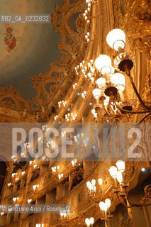 VENEZIA - INTERNO DEL GRAN TEATRO LA FENICE PRIMA DI UN CONCERTO © 2003 Graziano Arici/Rosebud2 La cessione dei diritti di questa immagine si intende per quanto di nostra competenza. Non comprende invece le eventuali spese  relative a diritti che potranno essere richiesti dagli Enti o persone fisiche cui appartengono eventualmente i soggetti  ripresi. Tali costi, ove necessari, e lÕespletamento di qualsivoglia pratica di richiesta di concessione del permesso di pubblicazione sono esclusivamente a carico e a cura del soggetto acquirente di questa immagine.
