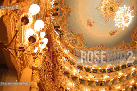 VENEZIA - INTERNO DEL GRAN TEATRO LA FENICE PRIMA DI UN CONCERTO © 2003 Graziano Arici/Rosebud2 La cessione dei diritti di questa immagine si intende per quanto di nostra competenza. Non comprende invece le eventuali spese  relative a diritti che potranno essere richiesti dagli Enti o persone fisiche cui appartengono eventualmente i soggetti  ripresi. Tali costi, ove necessari, e lÕespletamento di qualsivoglia pratica di richiesta di concessione del permesso di pubblicazione sono esclusivamente a carico e a cura del soggetto acquirente di questa immagine.