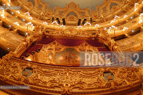 VENEZIA - INTERNO DEL GRAN TEATRO LA FENICE PRIMA DI UN CONCERTO © 2003 Graziano Arici/Rosebud2 La cessione dei diritti di questa immagine si intende per quanto di nostra competenza. Non comprende invece le eventuali spese  relative a diritti che potranno essere richiesti dagli Enti o persone fisiche cui appartengono eventualmente i soggetti  ripresi. Tali costi, ove necessari, e lÕespletamento di qualsivoglia pratica di richiesta di concessione del permesso di pubblicazione sono esclusivamente a carico e a cura del soggetto acquirente di questa immagine.
