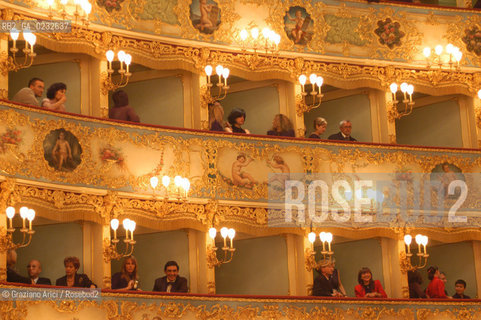 VENEZIA - INTERNO DEL GRAN TEATRO LA FENICE PRIMA DI UN CONCERTO © 2003 Graziano Arici/Rosebud2 La cessione dei diritti di questa immagine si intende per quanto di nostra competenza. Non comprende invece le eventuali spese  relative a diritti che potranno essere richiesti dagli Enti o persone fisiche cui appartengono eventualmente i soggetti  ripresi. Tali costi, ove necessari, e lÕespletamento di qualsivoglia pratica di richiesta di concessione del permesso di pubblicazione sono esclusivamente a carico e a cura del soggetto acquirente di questa immagine.