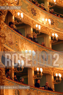 VENEZIA - INTERNO DEL GRAN TEATRO LA FENICE PRIMA DI UN CONCERTO © 2003 Graziano Arici/Rosebud2 La cessione dei diritti di questa immagine si intende per quanto di nostra competenza. Non comprende invece le eventuali spese  relative a diritti che potranno essere richiesti dagli Enti o persone fisiche cui appartengono eventualmente i soggetti  ripresi. Tali costi, ove necessari, e lÕespletamento di qualsivoglia pratica di richiesta di concessione del permesso di pubblicazione sono esclusivamente a carico e a cura del soggetto acquirente di questa immagine.