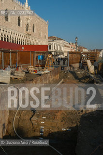 VENEZIA 18/12/03 LAVORI DEL CONSORZIO VENEZIA NUOVA SUL MOLO DI PIAZZA SAN MARCO : RITROVAMENTO DI RESTI DI PAVIMENTO DEL XII SECOLO ©Graziano Arici/Rosebud2 ARCHEO