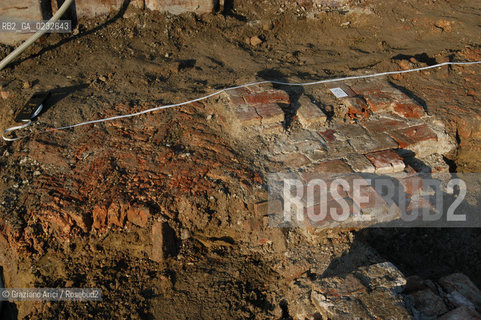 VENEZIA 18/12/03 LAVORI DEL CONSORZIO VENEZIA NUOVA SUL MOLO DI PIAZZA SAN MARCO : RITROVAMENTO DI RESTI DI PAVIMENTO DEL XII SECOLO ©Graziano Arici/Rosebud2 ARCHEO