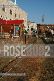VENEZIA 18/12/03 LAVORI DEL CONSORZIO VENEZIA NUOVA SUL MOLO DI PIAZZA SAN MARCO : RITROVAMENTO DI RESTI DI PAVIMENTO DEL XII SECOLO ©Graziano Arici/Rosebud2 ARCHEO