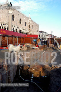 VENEZIA 18/12/03 LAVORI DEL CONSORZIO VENEZIA NUOVA SUL MOLO DI PIAZZA SAN MARCO : RITROVAMENTO DI RESTI DI PAVIMENTO DEL XII SECOLO ©Graziano Arici/Rosebud2 ARCHEO