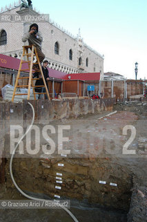 VENEZIA 18/12/03 LAVORI DEL CONSORZIO VENEZIA NUOVA SUL MOLO DI PIAZZA SAN MARCO : RITROVAMENTO DI RESTI DI PAVIMENTO DEL XII SECOLO ©Graziano Arici/Rosebud2 ARCHEO