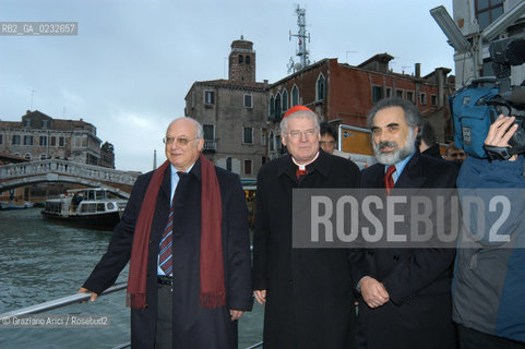 VENEZIA 26/11/03 - IL CARDINALE PATRIARCA ANGELO SCOLA IN VISITA AL GHETTO EBRAICO DI VENEZIA ASSIEME AL PRESIDENTE DELLA COMUNITA EBRAICA DARIO CALIMANI E AL VICEPRESIDENTE RICCARDO CALIMANI ©Graziano Arici/Rosebud2 EBREI
