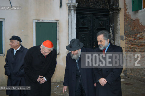 VENEZIA 26/11/03 - IL CARDINALE PATRIARCA ANGELO SCOLA IN VISITA AL GHETTO EBRAICO DI VENEZIA ASSIEME AL PRESIDENTE DELLA COMUNITA EBRAICA DARIO CALIMANI, AL RABBINO ELIA RICHETTI I ©Graziano Arici/Rosebud2 EBREI