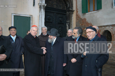 VENEZIA 26/11/03 - IL CARDINALE PATRIARCA ANGELO SCOLA IN VISITA AL GHETTO EBRAICO DI VENEZIA ASSIEME AL PRESIDENTE DELLA COMUNITA EBRAICA DARIO CALIMANI E  AL RABBINO ELIA RICHETTI ©Graziano Arici/Rosebud2 EBREI