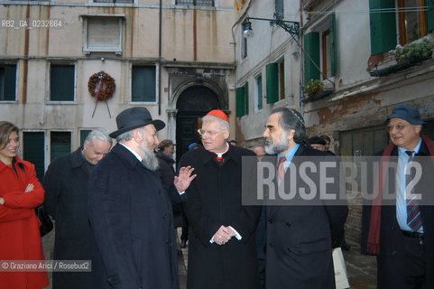 VENEZIA 26/11/03 - IL CARDINALE PATRIARCA ANGELO SCOLA IN VISITA AL GHETTO EBRAICO DI VENEZIA ASSIEME AL PRESIDENTE DELLA COMUNITA EBRAICA DARIO CALIMANI E  AL RABBINO ELIA RICHETTI ©Graziano Arici/Rosebud2 EBREI
