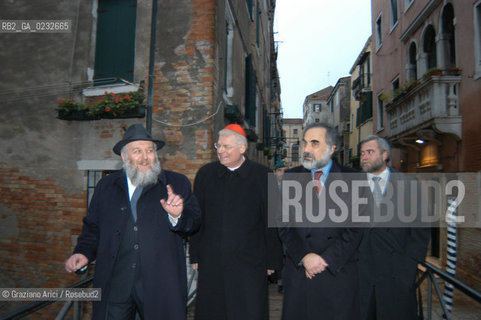 VENEZIA 26/11/03 - IL CARDINALE PATRIARCA ANGELO SCOLA IN VISITA AL GHETTO EBRAICO DI VENEZIA ASSIEME AL PRESIDENTE DELLA COMUNITA EBRAICA DARIO CALIMANI, AL RABBINO ELIA RICHETTI I ©Graziano Arici/Rosebud2 EBREI