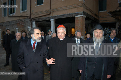 VENEZIA 26/11/03 - IL CARDINALE PATRIARCA ANGELO SCOLA IN VISITA AL GHETTO EBRAICO DI VENEZIA ASSIEME AL PRESIDENTE DELLA COMUNITA EBRAICA DARIO CALIMANI, AL RABBINO ELIA RICHETTI I ©Graziano Arici/Rosebud2 EBREI