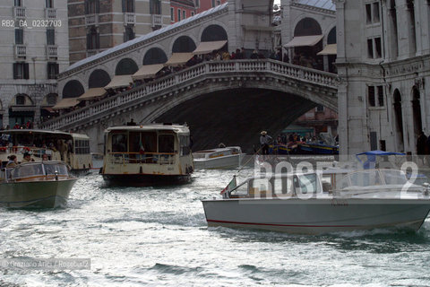VENEZIA TRAFFICO E MOTO ONDOSO IN CANAL GRANDE © 2004 Graziano Arici/Rosebud2 VAPORETTI.