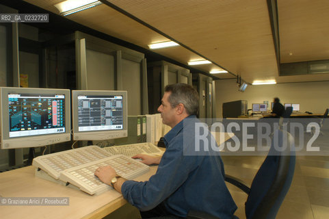 PORTO MARGHERA : 5/02/04 SALA DI CONTROLLO DELLA RAFFINERIA ENI ©Graziano Arici/Rosebud2 COMPUTER CHIMICA