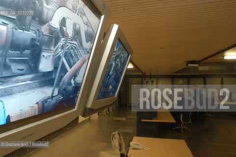 PORTO MARGHERA : 5/02/04 SALA DI CONTROLLO DELLA RAFFINERIA ENI ©Graziano Arici/Rosebud2 COMPUTER CHIMICA