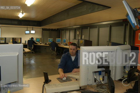 PORTO MARGHERA : 5/02/04 SALA DI CONTROLLO DELLA RAFFINERIA ENI ©Graziano Arici/Rosebud2 COMPUTER CHIMICA