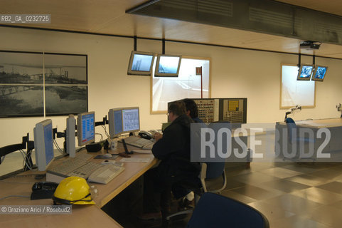 PORTO MARGHERA : 5/02/04 SALA DI CONTROLLO DELLA RAFFINERIA ENI ©Graziano Arici/Rosebud2 COMPUTER CHIMICA