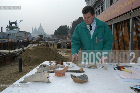 VENEZIA 18/02/04 LAVORI DEL CONSORZIO VENEZIA NUOVA SUL MOLO DI PIAZZA SAN MARCO : RITROVAMENTI DI OGGETTI NEL CORSO DELLO SCAVO  ©Graziano Arici/Rosebud2 ARCHEO.