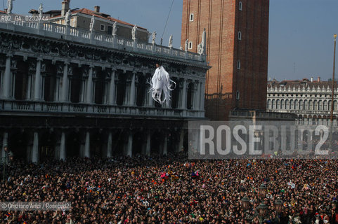 VENEZIA CARNEVALE VOLO DELLANGELO © 2004 Graziano Arici/Rosebud2 MASCHERA PIAZZA SAN MARCO